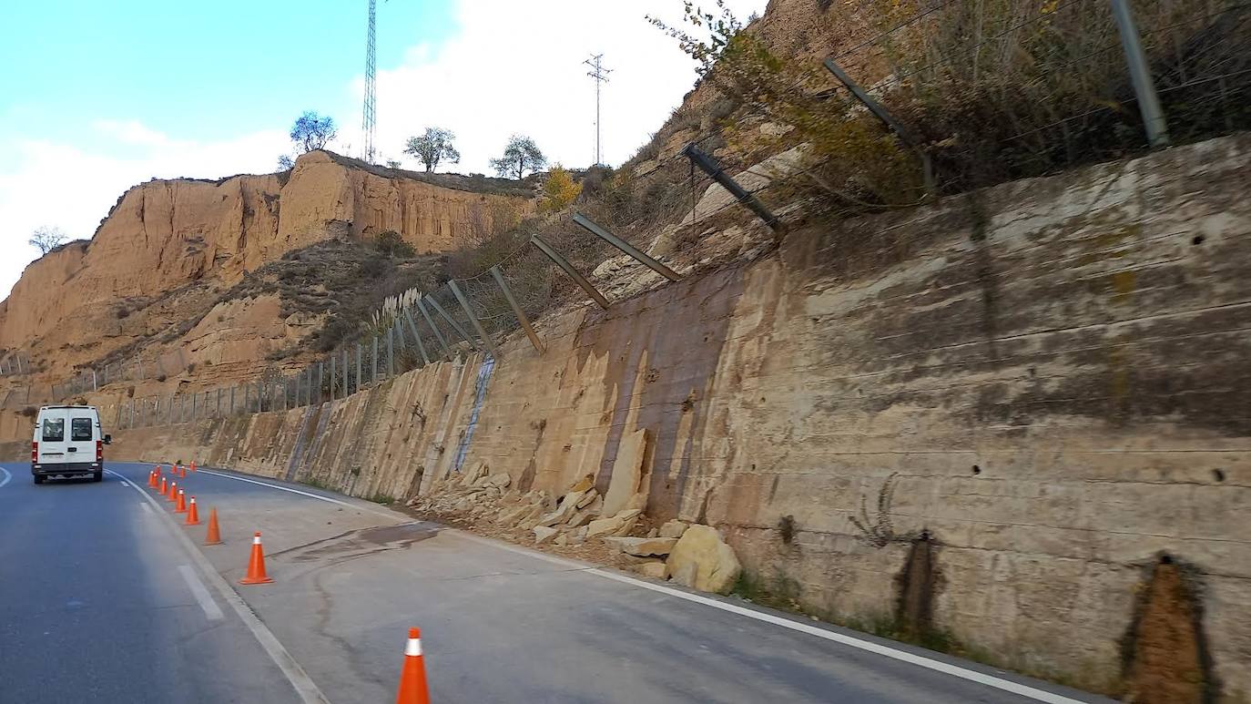 Un desprendimiento en el monte Cantabria complica el tráfico en la zona