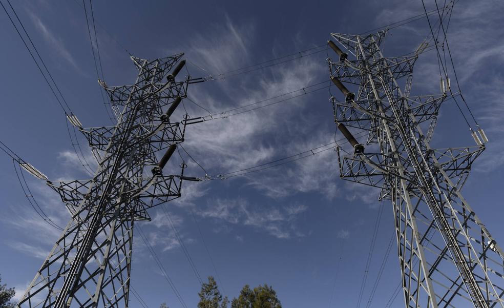 Las eléctricas evitan el recorte de ingresos por el alza de la luz