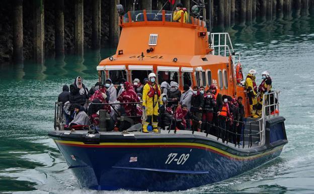 Decathlon no venderá kayaks en Calais para que los migrantes no los usen