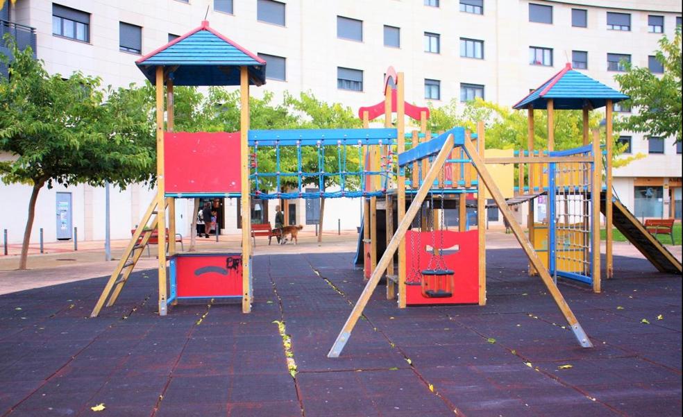 El parque infantil de la calle Reino de Nájera estará renovado en una semana