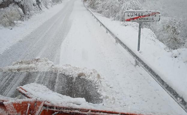 La nieve tiñe el primer día de temporal