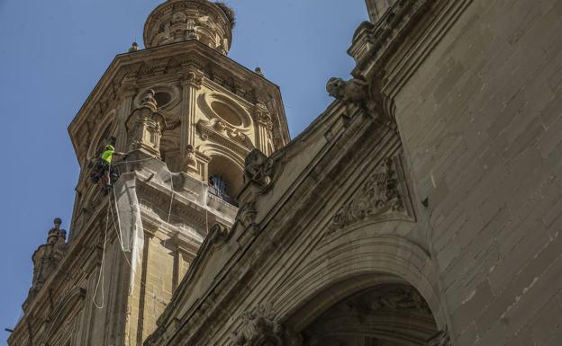 Los Bomberos de Logroño intervienen en La Redonda por unos desprendimientos