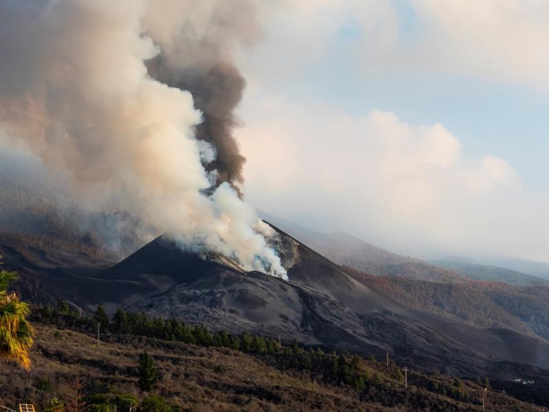 El aeropuerto de La Palma sigue inoperativo por la acumulación de ceniza