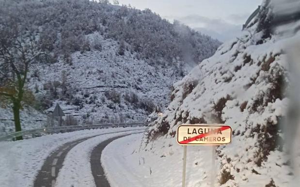 Un puerto cerrado y cinco con cadenas por la nieve en la red secundaria riojana