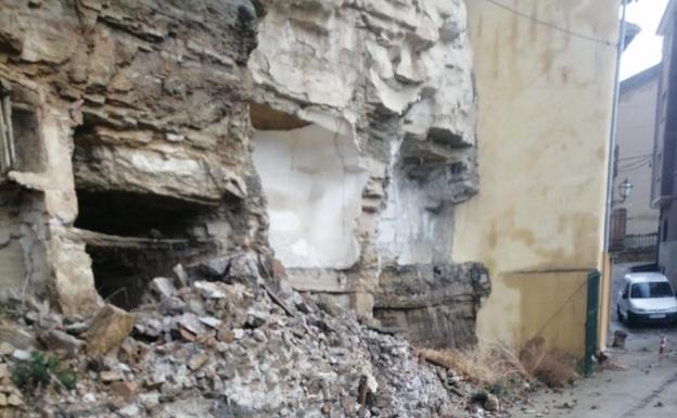 Reparación de la tubería rota al caer una roca en Cervera