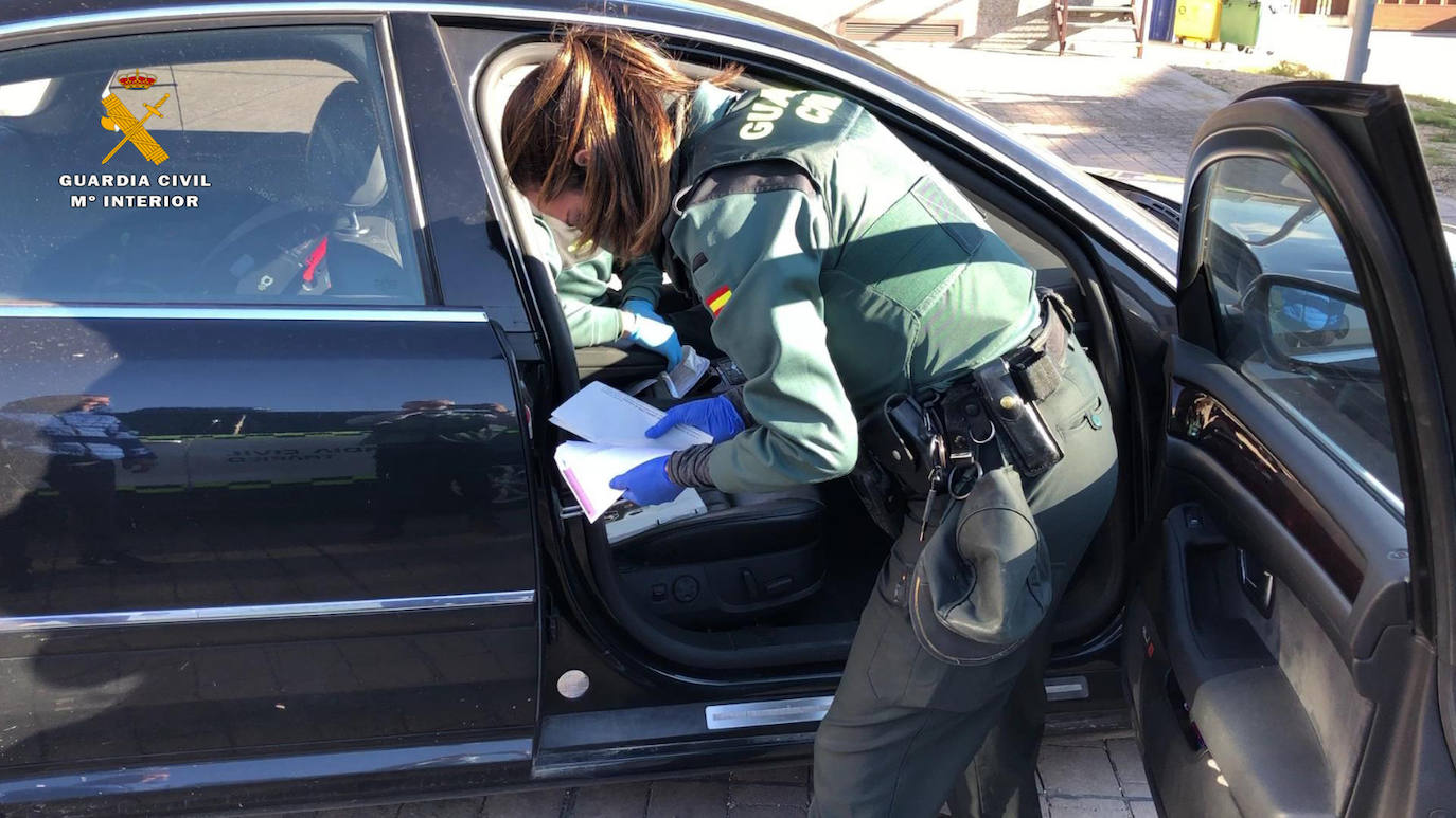Detenidos tras arrojar un kilo de speed por la ventanilla del coche al intentar huir de los agentes