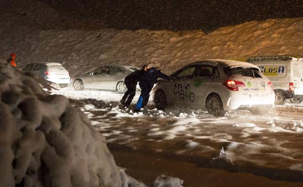 Lo que no puede faltar en el 'kit' de emergencias de tu coche si te atrapa una nevada