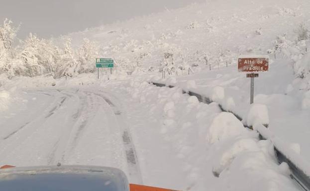 Un puerto cerrado y cinco con cadenas por hielo y nieve