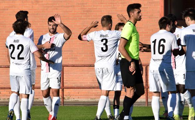 El Racing Rioja consigue bajo la lluvia una victoria que le devuelve al liderato