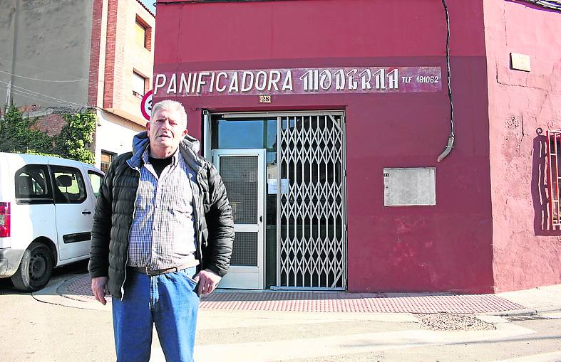 Las últimas pastas y barras de pan del Crucito