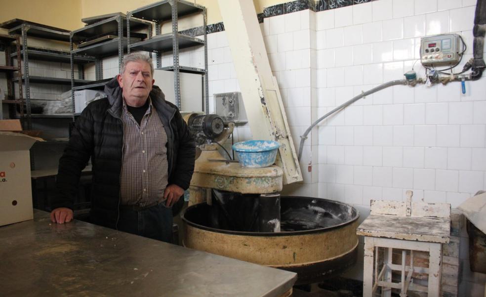 Las últimas pastas y barras de pan del Crucito