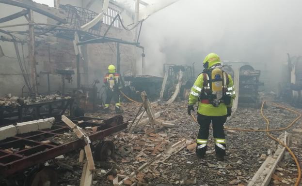 El incendio de un pabellón en Tirgo quema cinco tractores y una furgoneta