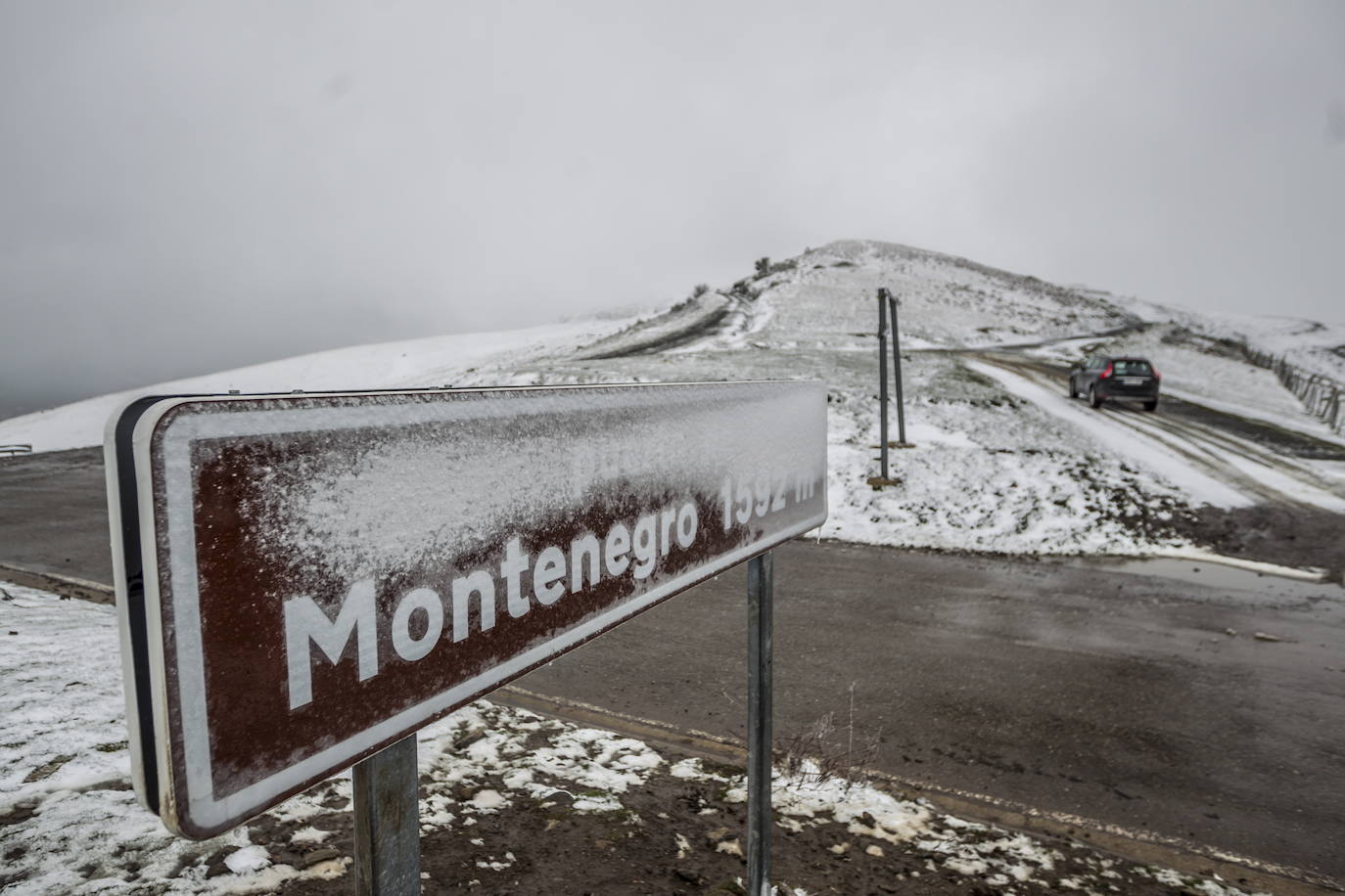 La nieve cierra al tráfico el puerto de Montenegro