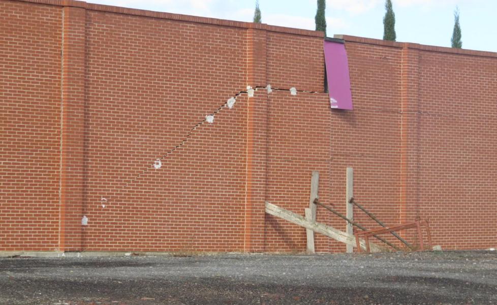 Apuntalada una pared del cementerio de Alfaro tras abrirse una grieta