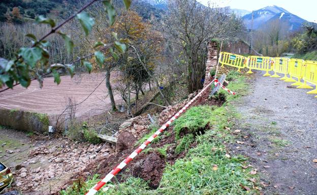 La caída de un poste eléctrico en San Millán provoca un derrumbe en el muro de la huerta de Yuso