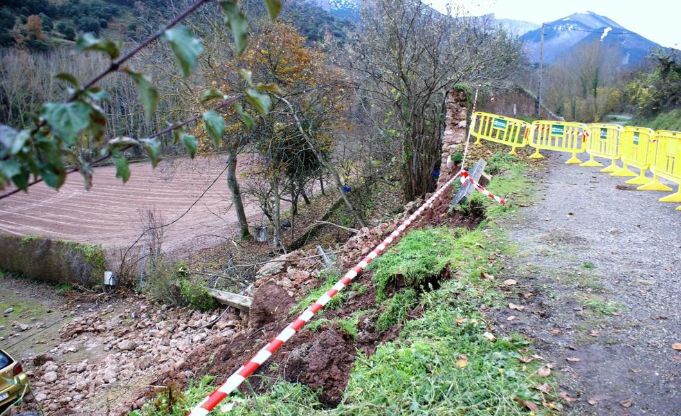 La caída de un poste eléctrico en San Millán provoca un derrumbe en el muro de la huerta de Yuso