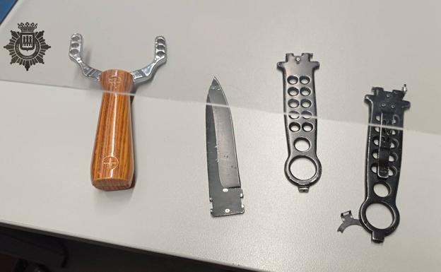 Detenido un hombre que rompía retrovisores de coches aparcados y amenazaba con una navaja