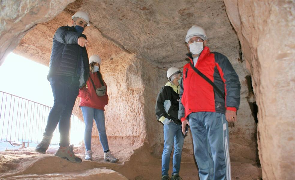 Primeros visitantes en las cuevas del castillo de Nájera