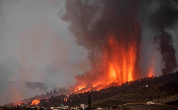 Una nueva colada del volcán palmero destroza más casas