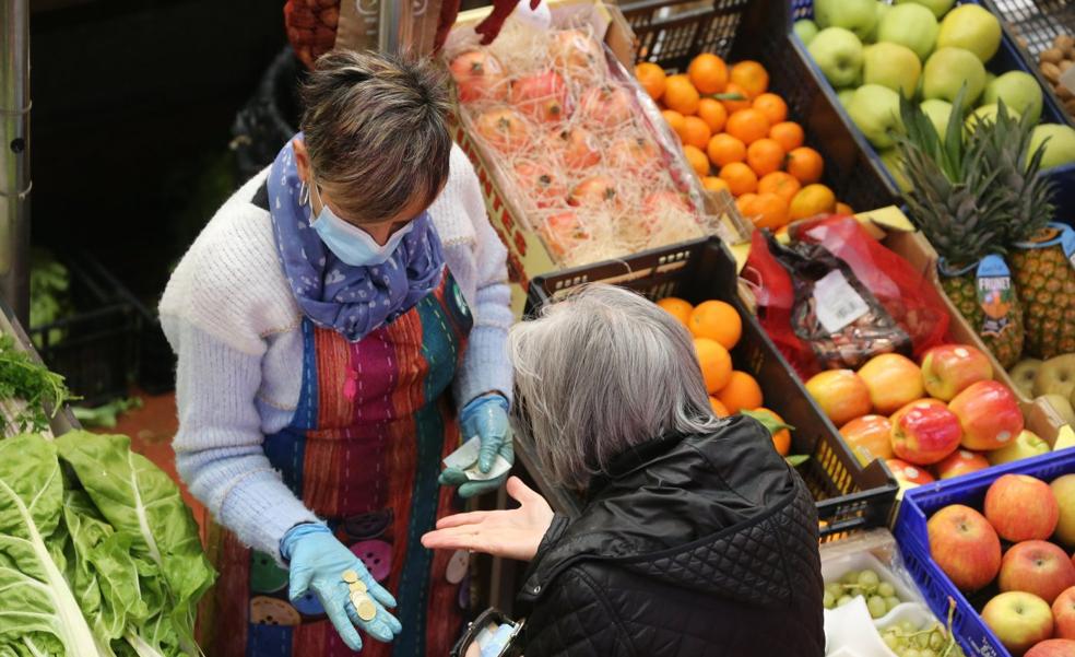 Comerciantes de la Plaza de Abastos hablan de la cesta de la compra más cara de la historia