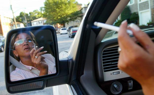 Sanidad quiere prohibir fumar en el coche y restringir el cigarrillo electrónico