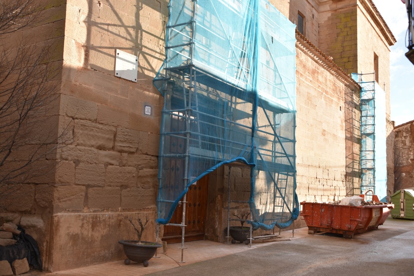 Obras de mejora en la fachada y el suelo de la iglesia de Corera