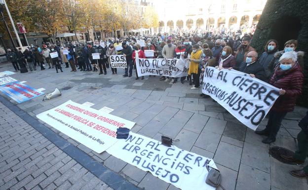 Unas 250 personas toman la plaza del Mercado en defensa de la Atención Primaria sanitaria