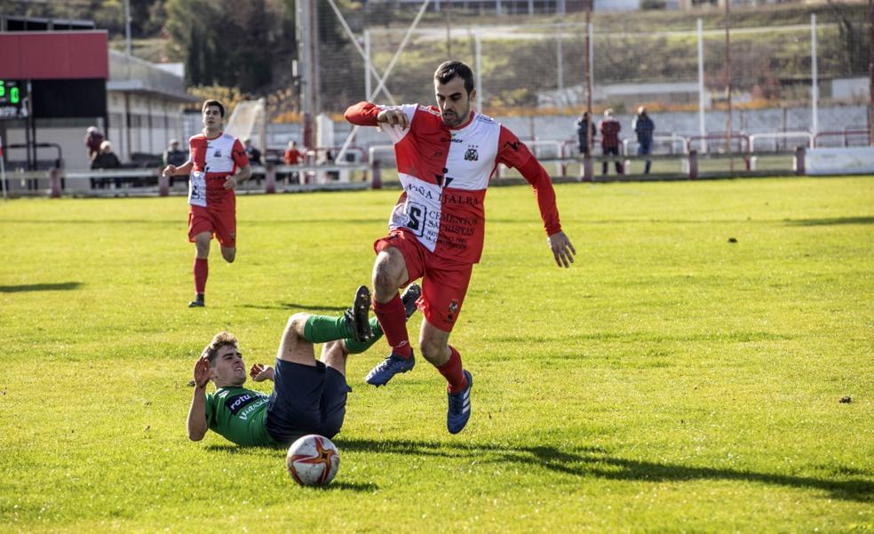 Un incisivo Berceo pone contra las cuerdas al Varea de Rubén Pérez, que marcó tres goles