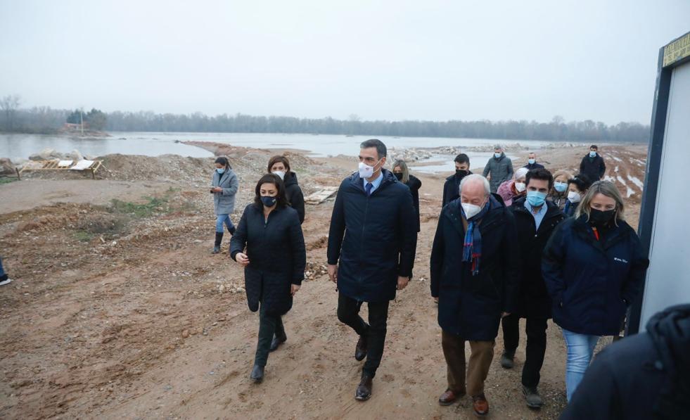 Visita exprés de ocho minutos de Pedro Sánchez a los daños de la crecida en Alfaro