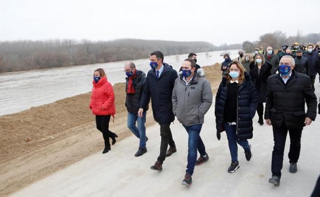 Zaragoza no baja la guardia, pese a que decrece el caudal