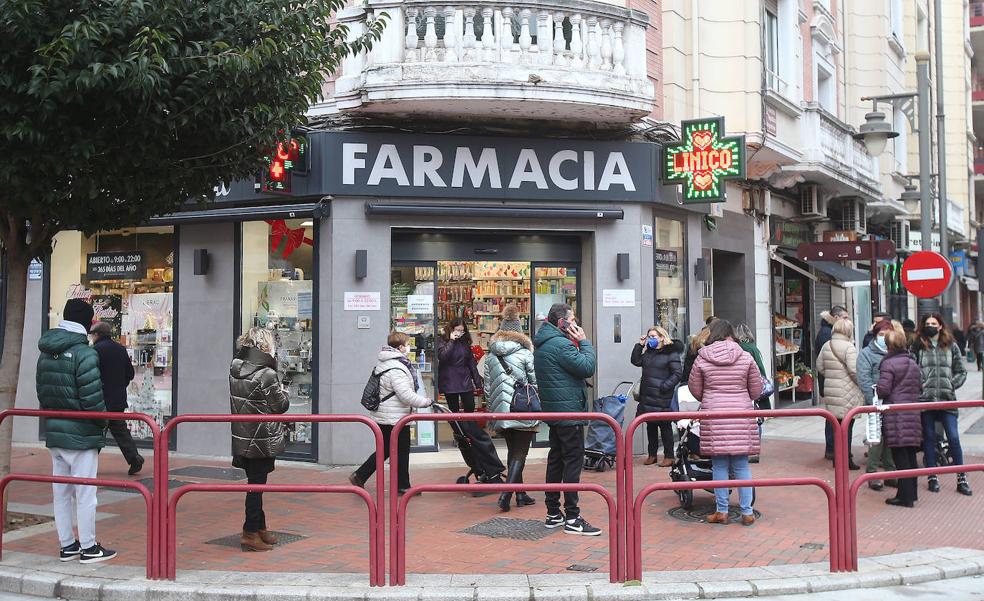 Media hora de fila para un test de antígenos