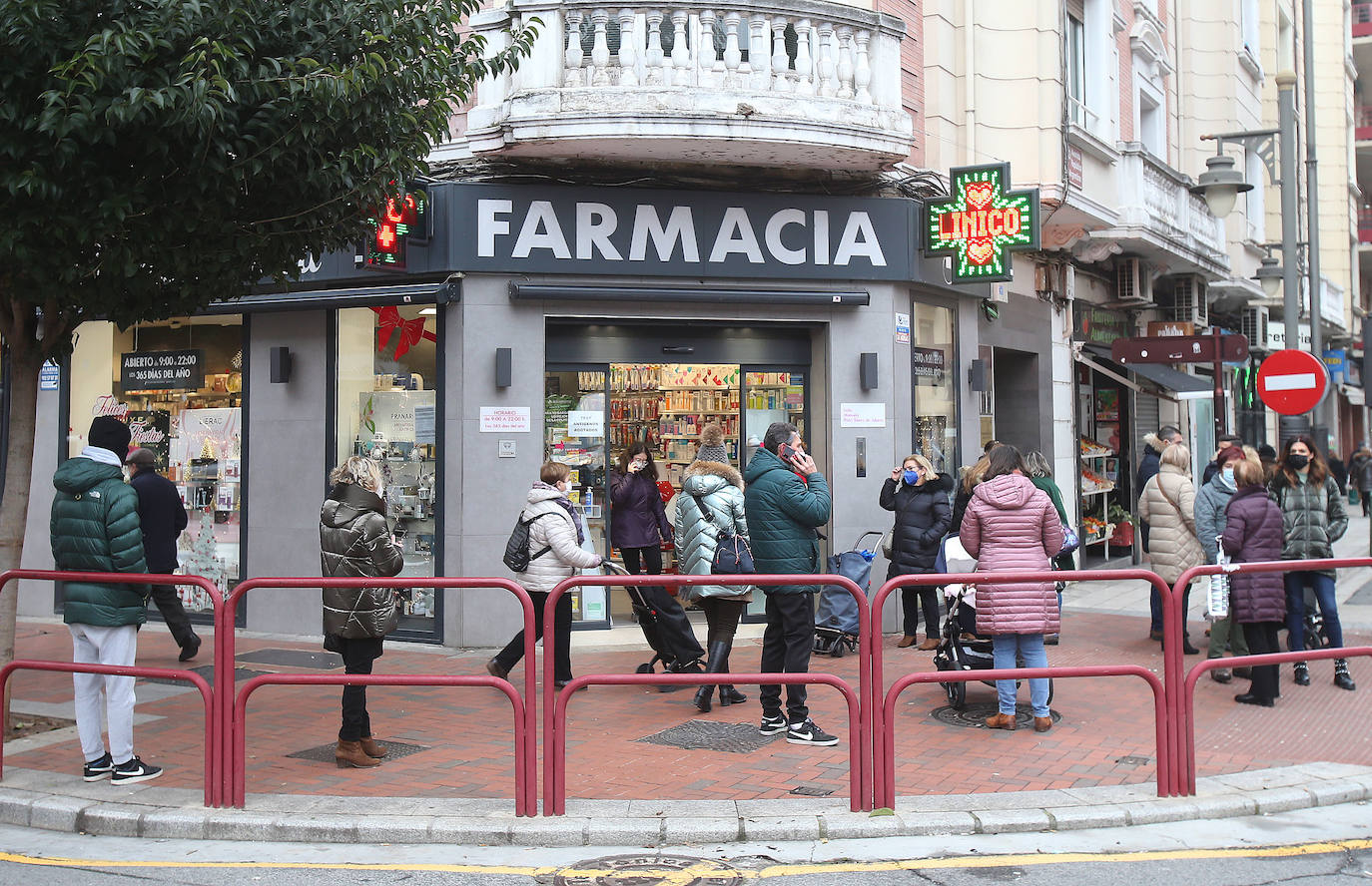 Media hora de fila para un test de antígenos