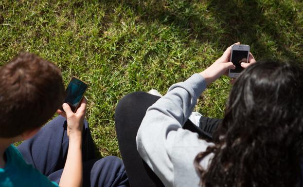 El uso del móvil por la noche puede acabar acortando el tiempo de sueño de los jóvenes