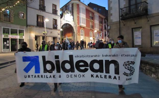 Cientos de personas reivindican en Mondragón los derechos de los presos de ETA