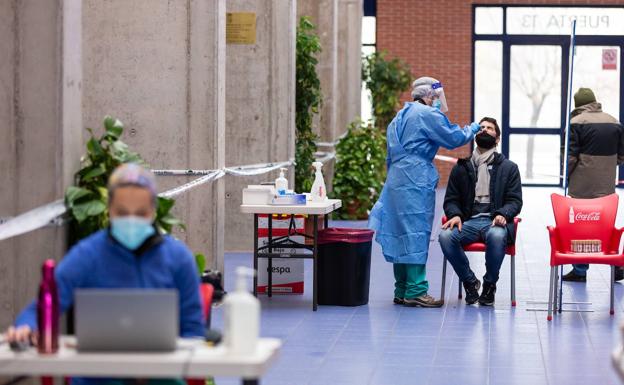 «El virus, con la variante Ómicron, está llevando a la inmunidad de rebaño»