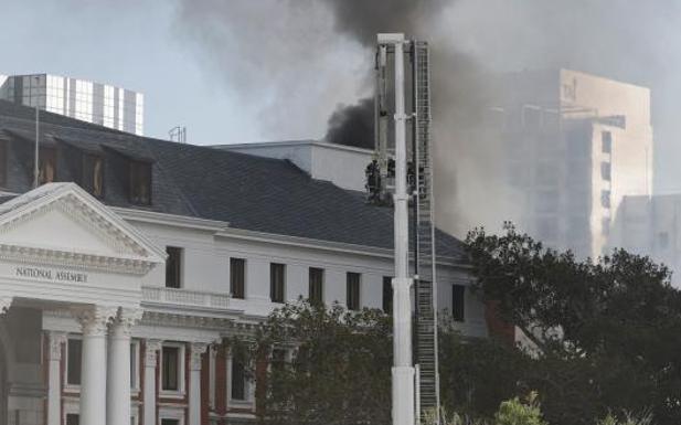 Un incendio alcanza el edificio del Parlamento de Sudáfrica en Ciudad del Cabo