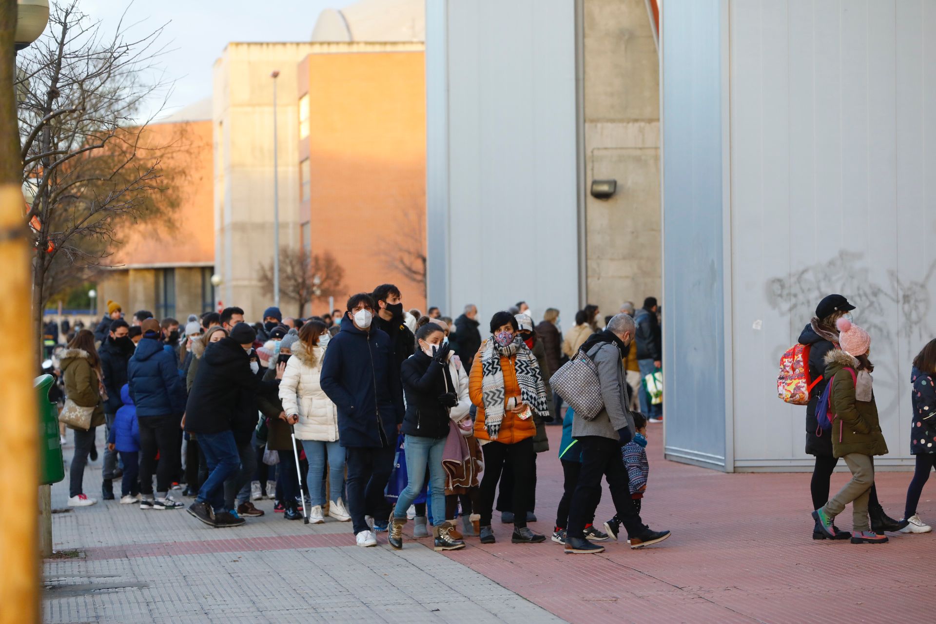 Colas para entrar en Las Gaunas a ver a los Reyes Magos