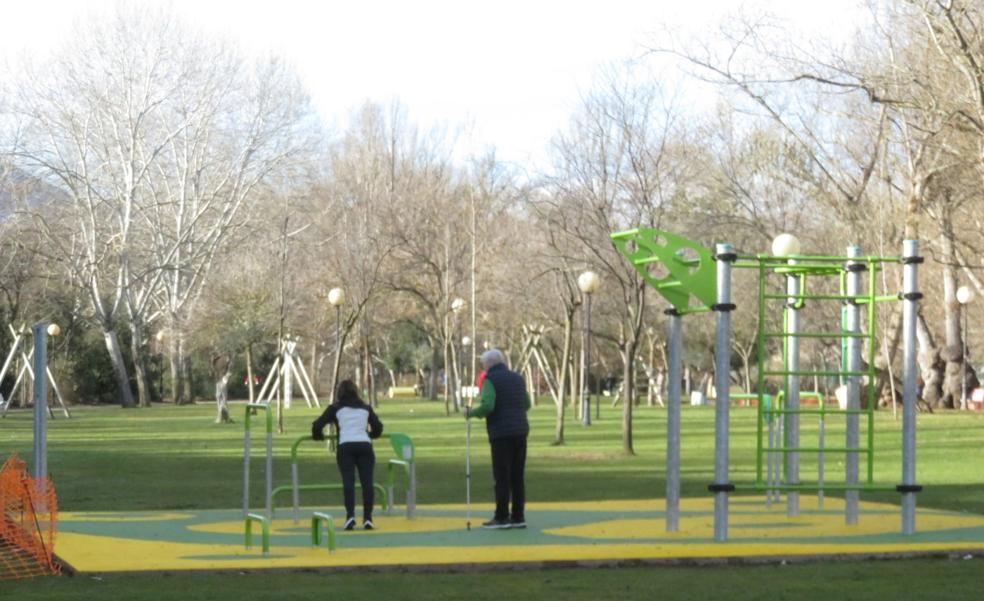 La zona de calistenia enriquece el ejercicio en el parque Cidacos