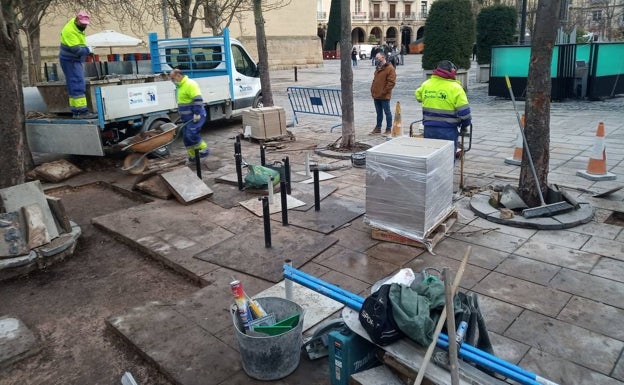 El Ayuntamiento de Logroño acomete el «repaso general» del pavimento de la plaza del Mercado