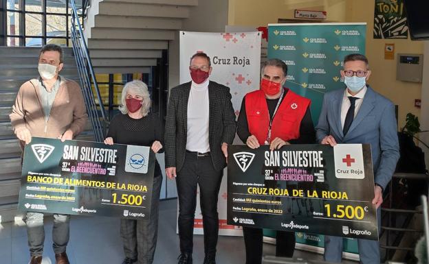 Antoñanzas entrega el 'Talón de la San Silvestre' a Cruz Roja y al Banco de Alimentos