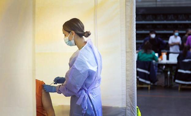 El Gobierno de La Rioja amplía la autocita para la vacuna de recuerdo a los mayores de 30 años