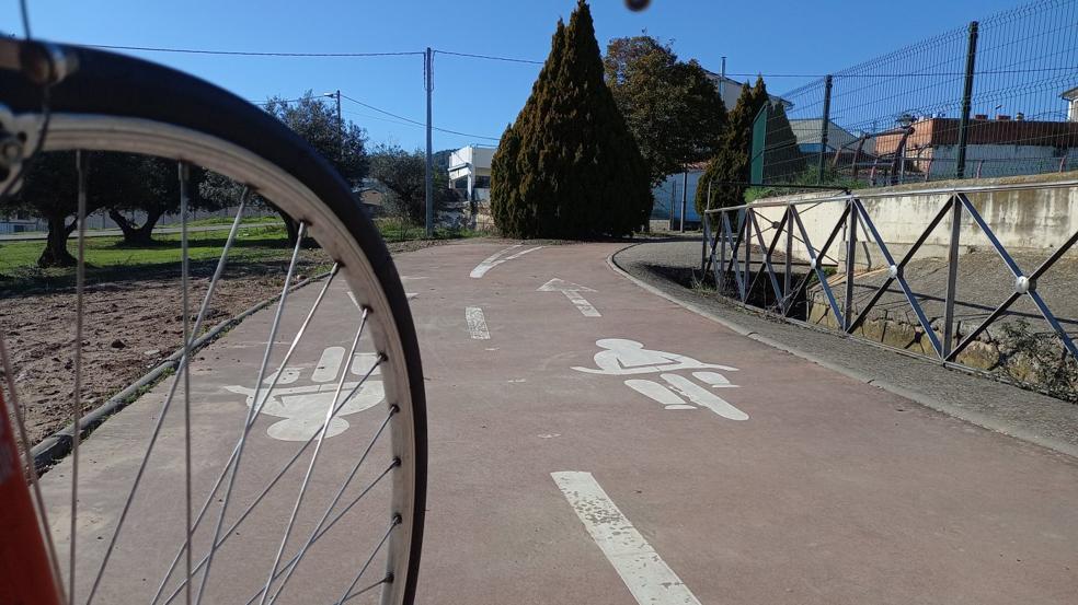 Un carril bici poco transitable en Lardero