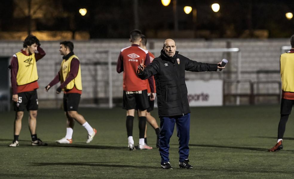 Aguilá y Nacho Ruiz se estrenan en un derbi de necesitados