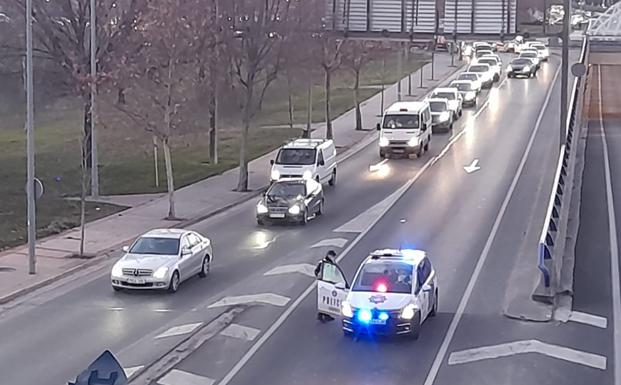 Un camión accidentado provoca más de una hora de atascos en la circunvalación