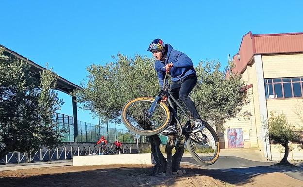Dascalu y Bicitor prueban el 'pump track' de Lardero