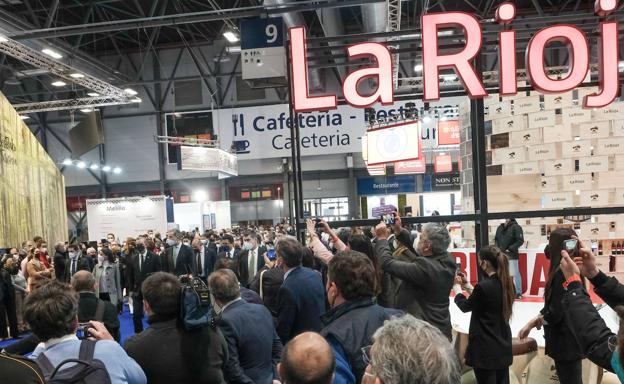 Los reyes visitan el pabellón de La Rioja en Fitur