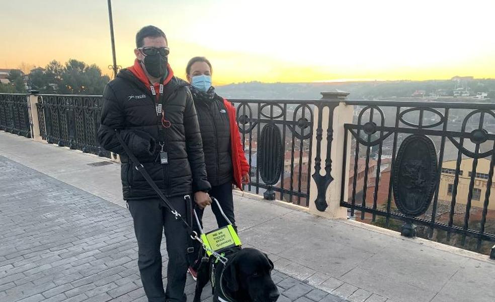 Un perro guía para un ciego sin manos