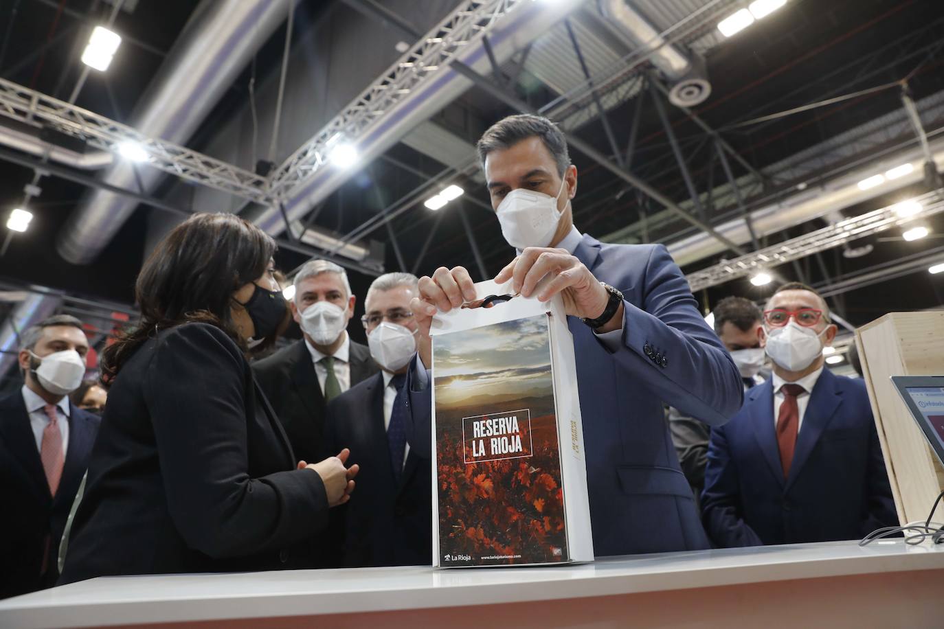 Actores y políticos visitan el stand de La Rioja en Fitur