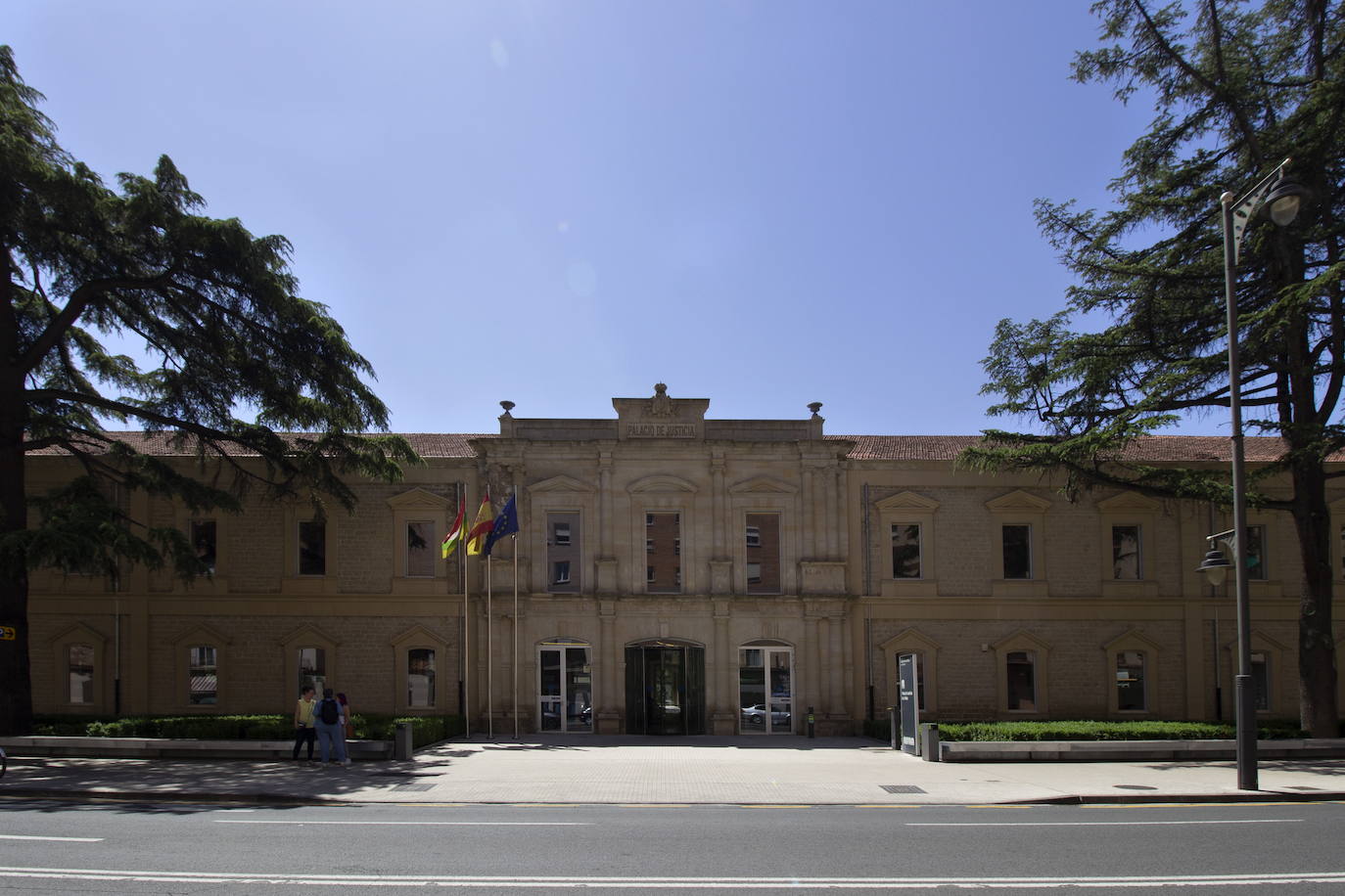 Piden un total de 21 años de cárcel para cinco acusados de tráfico de drogas en un piso de Logroño