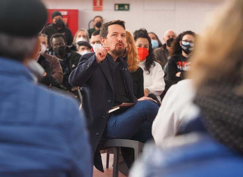 Iglesias irrumpe en la campaña del 13-F para clamar contra los bulos